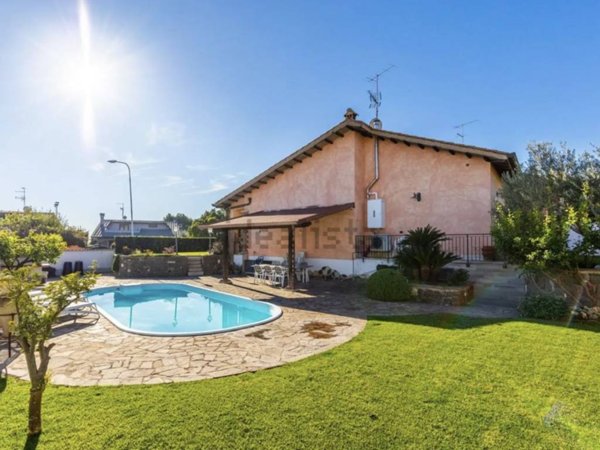 casa indipendente in vendita a Pomezia in zona Colli di Enea