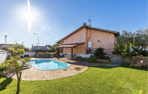 casa indipendente in vendita a Pomezia in zona Torvaianica