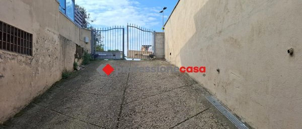 locale di sgombero in vendita a Pomezia in zona Campo Ascolano