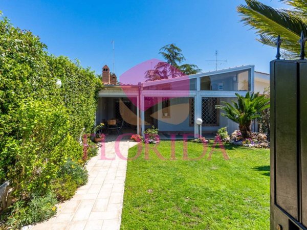 casa indipendente in vendita a Pomezia in zona Colli di Enea