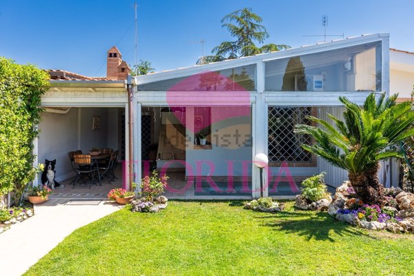 casa indipendente in vendita a Pomezia in zona Colli di Enea