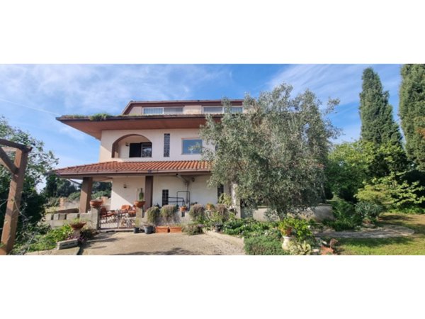 casa indipendente in vendita a Pomezia in zona Campo Jemini