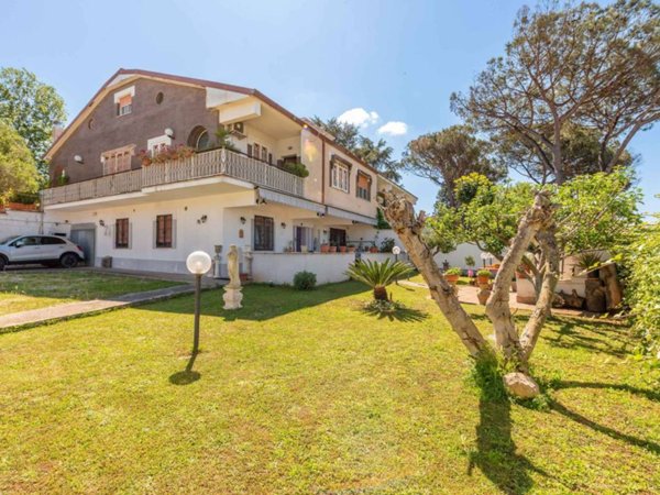 appartamento in vendita a Pomezia in zona Pratica di Mare