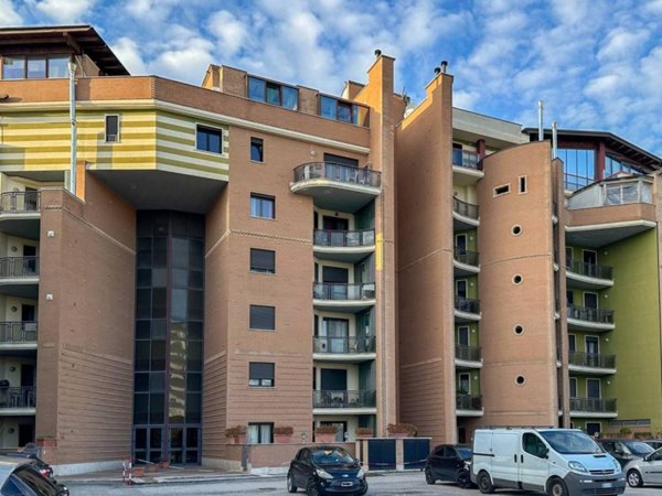 appartamento in vendita a Pomezia in zona Pratica di Mare