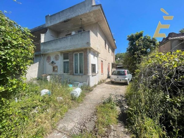 casa indipendente in vendita a Pomezia in zona Torvaianica Alta