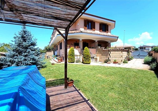 casa indipendente in vendita a Pomezia