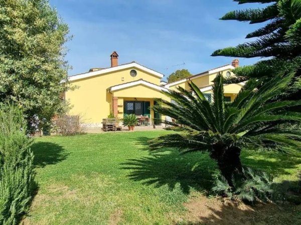 casa indipendente in vendita a Pomezia in zona Colli di Enea