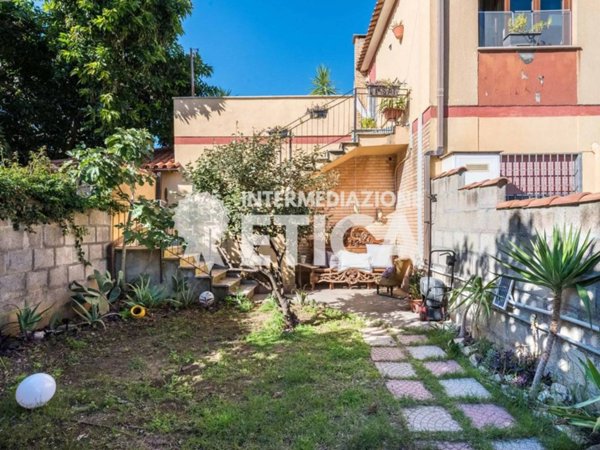 appartamento in vendita a Pomezia in zona Campo Ascolano