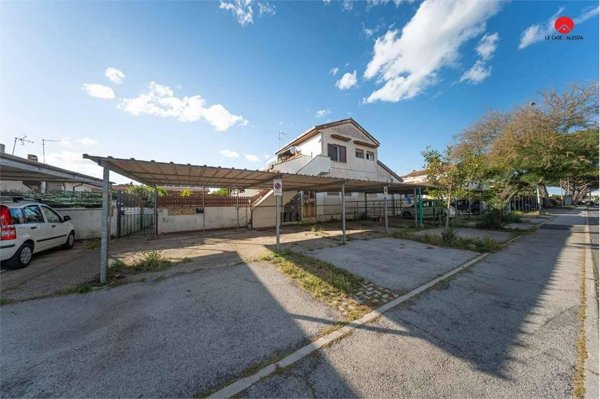 casa indipendente in vendita a Pomezia in zona Torvaianica