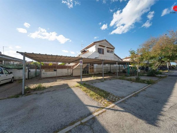 casa indipendente in vendita a Pomezia in zona Torvaianica