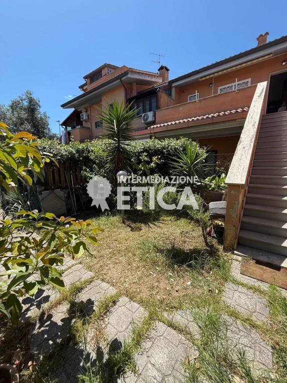 casa indipendente in vendita a Pomezia in zona Torvaianica