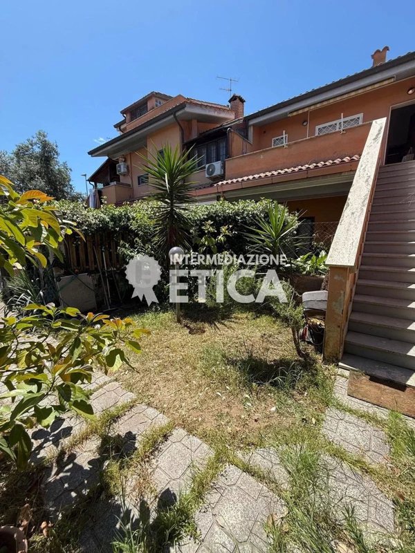 casa indipendente in vendita a Pomezia in zona Torvaianica