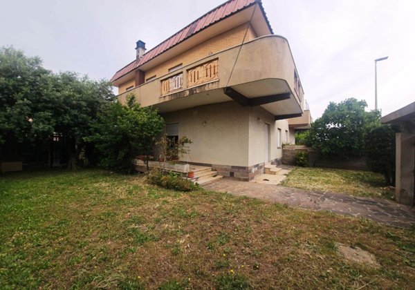 casa indipendente in vendita a Pomezia in zona Torvaianica Alta