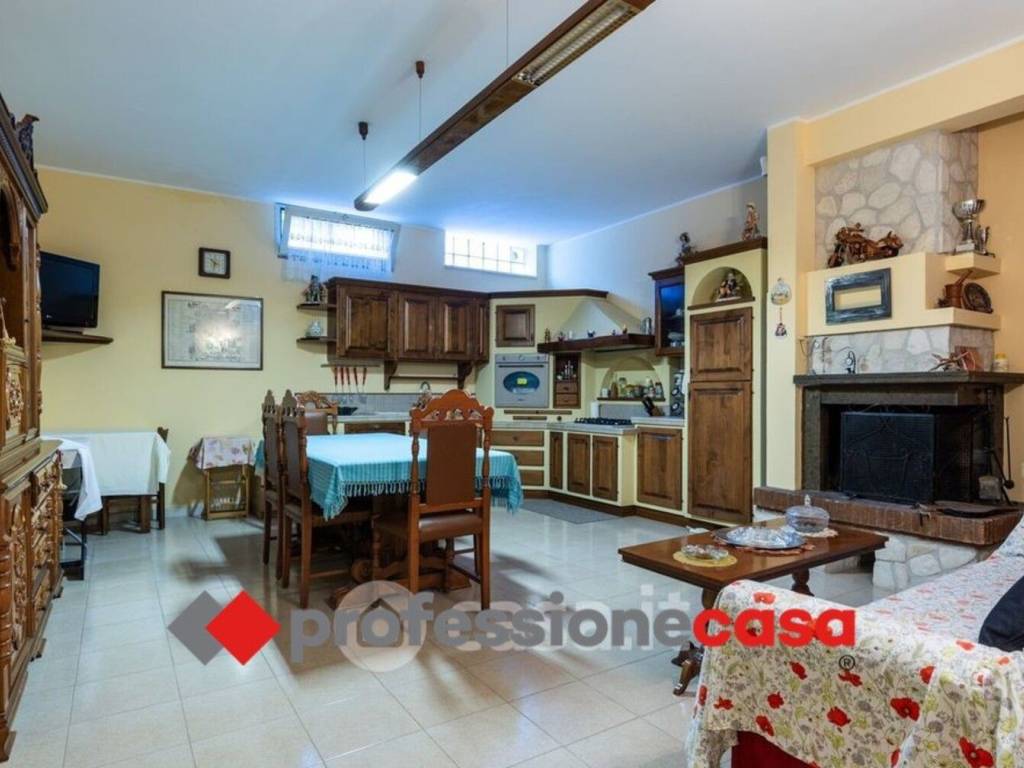 casa indipendente in vendita a Pomezia in zona Torvaianica Alta