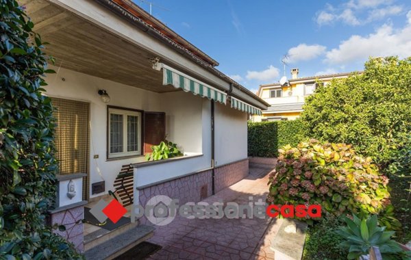 casa indipendente in vendita a Pomezia in zona Torvaianica Alta