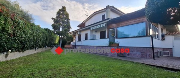 casa indipendente in vendita a Pomezia in zona Torvaianica Alta