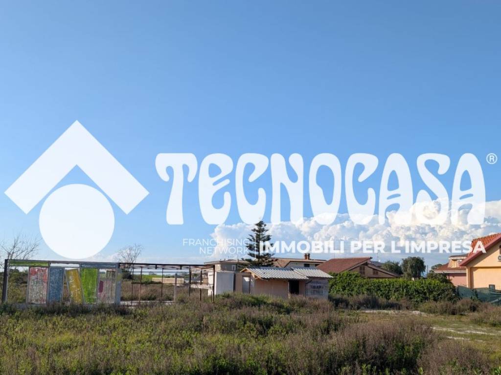 negozio in vendita a Pomezia in zona Pratica di Mare