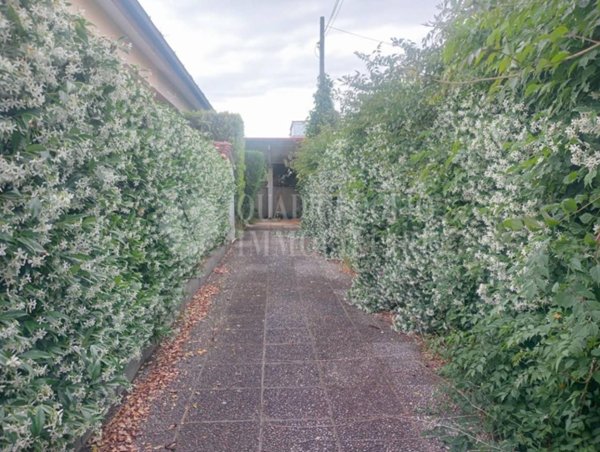casa indipendente in vendita a Pomezia in zona Torvaianica