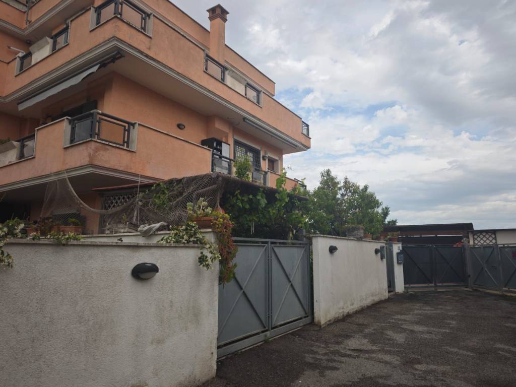 appartamento in vendita a Pomezia in zona Torvaianica
