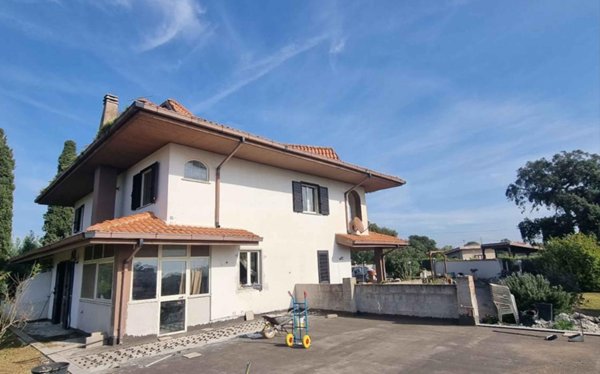 casa indipendente in vendita a Pomezia in zona Castagnetta