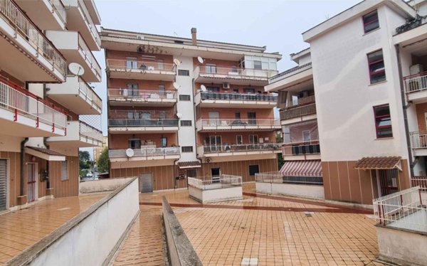 appartamento in vendita a Pomezia in zona Pratica di Mare