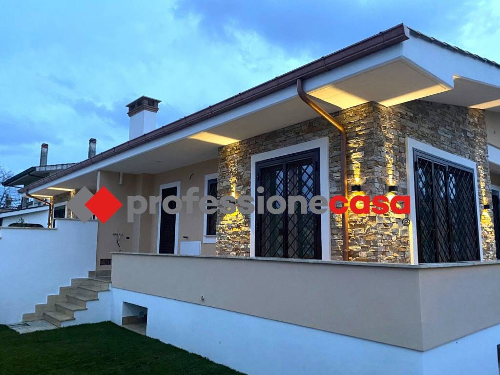 casa indipendente in vendita a Pomezia in zona Torvaianica Alta
