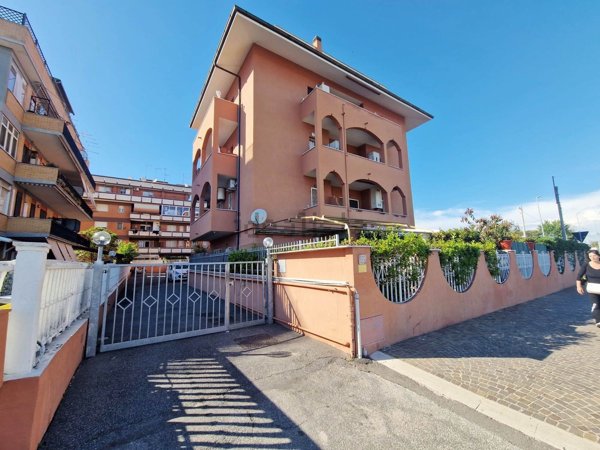 appartamento in vendita a Pomezia in zona Torvaianica