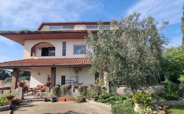 casa indipendente in vendita a Pomezia in zona Castagnetta