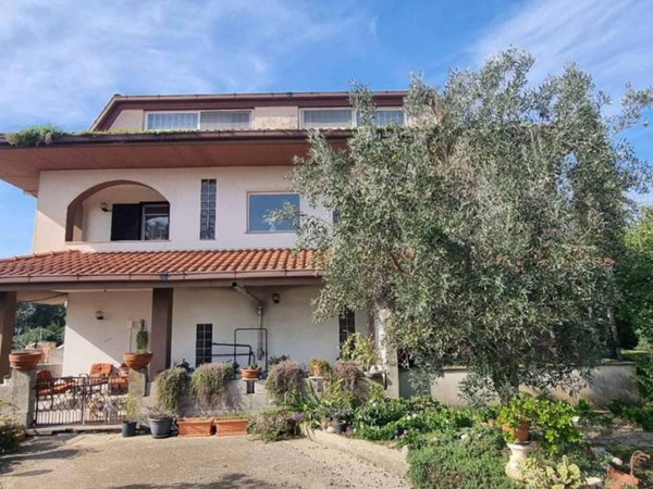 casa indipendente in vendita a Pomezia in zona Castagnetta