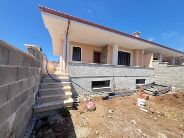 casa indipendente in vendita a Pomezia in zona Torvaianica Alta