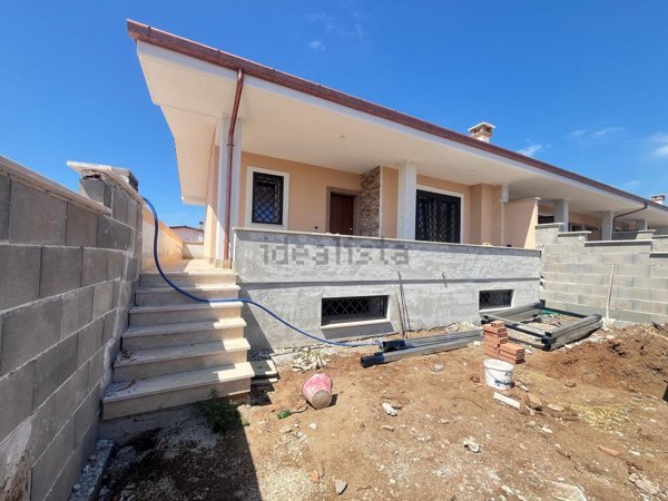 casa indipendente in vendita a Pomezia in zona Torvaianica Alta