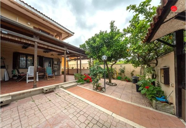 casa indipendente in vendita a Pomezia in zona Torvaianica