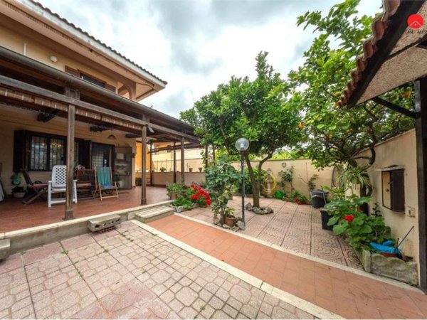 casa indipendente in vendita a Pomezia in zona Torvaianica