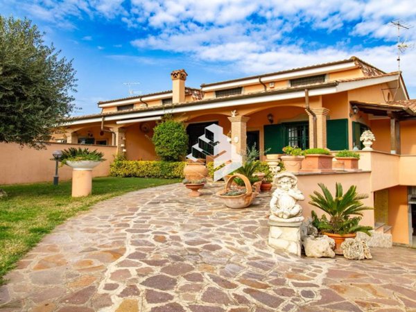 casa indipendente in vendita a Pomezia in zona Pratica di Mare