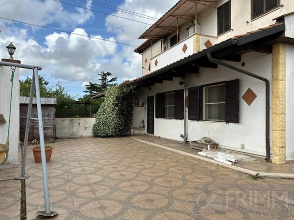 casa indipendente in vendita a Pomezia in zona Santa Palomba