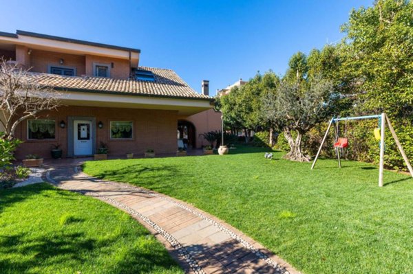 casa indipendente in vendita a Pomezia