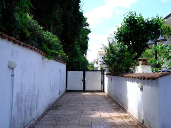 casa indipendente in vendita a Pomezia in zona Torvaianica