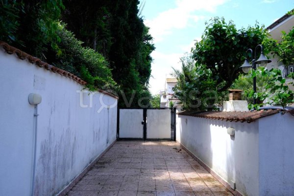 casa indipendente in vendita a Pomezia in zona Torvaianica