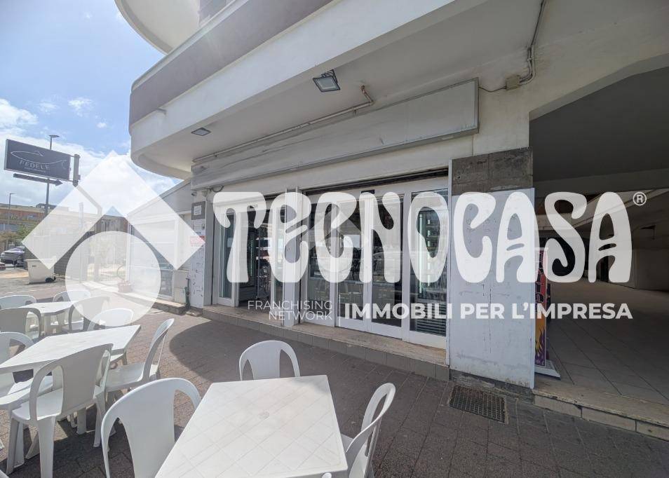 negozio in vendita a Pomezia in zona Torvaianica
