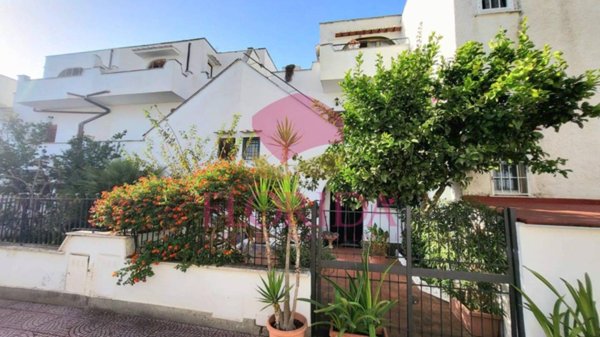 casa indipendente in vendita a Pomezia in zona Torvaianica