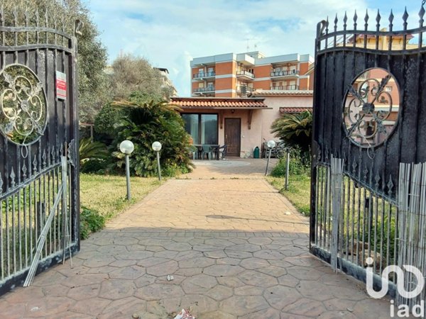 casa indipendente in vendita a Pomezia in zona Torvaianica