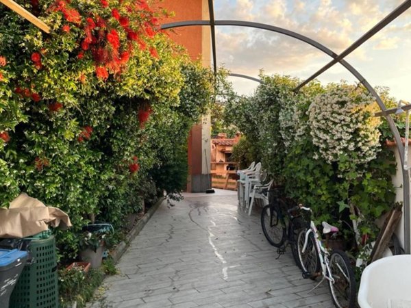 casa indipendente in vendita a Pomezia in zona Campo Ascolano