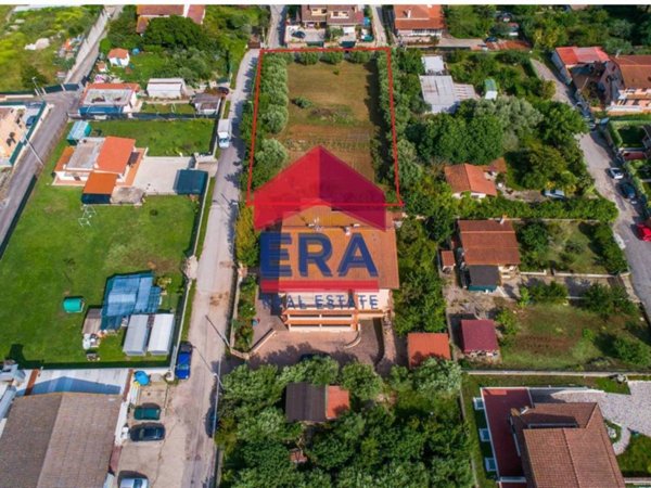 terreno edificabile in vendita a Pomezia in zona Castagnetta