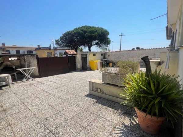 appartamento in vendita a Pomezia in zona Torvaianica Alta