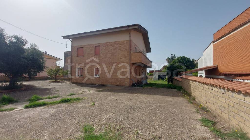 casa indipendente in vendita a Pomezia in zona Torvaianica Alta