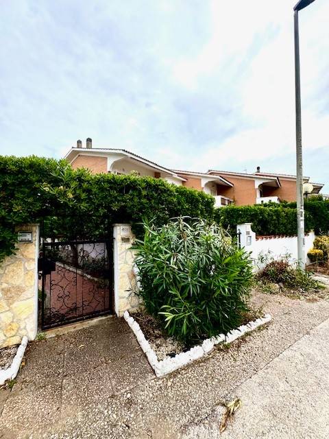 casa indipendente in vendita a Pomezia in zona Torvaianica