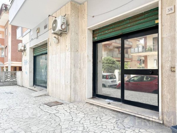 negozio in vendita a Pomezia in zona Torvaianica