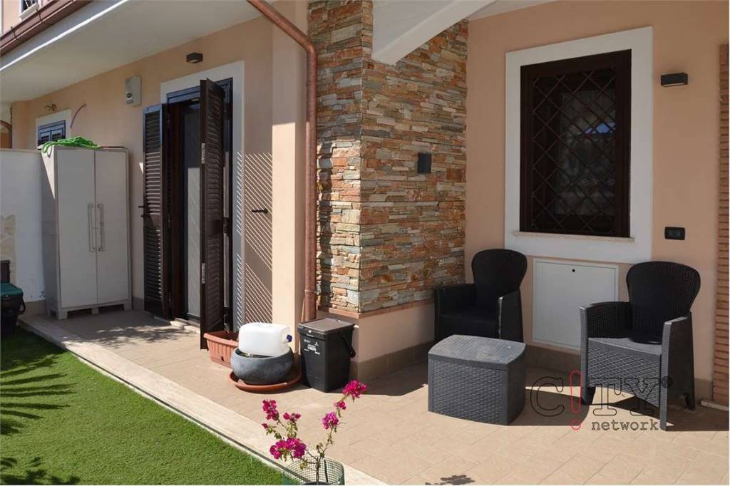 appartamento in vendita a Pomezia in zona Torvaianica Alta