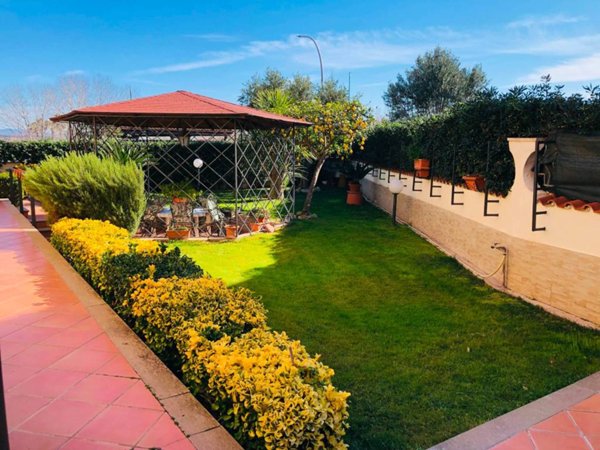 casa indipendente in vendita a Pomezia in zona Torvaianica