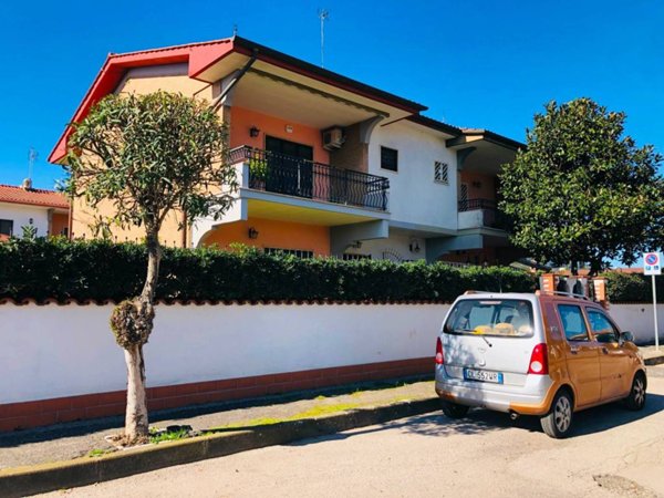 casa indipendente in vendita a Pomezia in zona Torvaianica